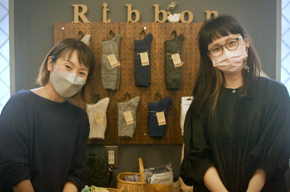 (左から)戸野千春さん、店主の齋藤真理さん。店のコンセプトは「ほどけた心のリボンを結び直す癒やしの空間」