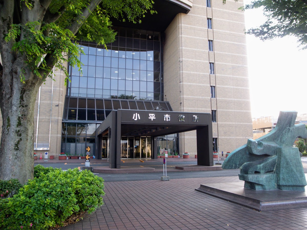 応援する本間監督ら 北多摩経済新聞