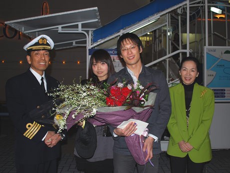 プロポーズプラン成功250組目となった藤田さん、林さんカップル(中央)
