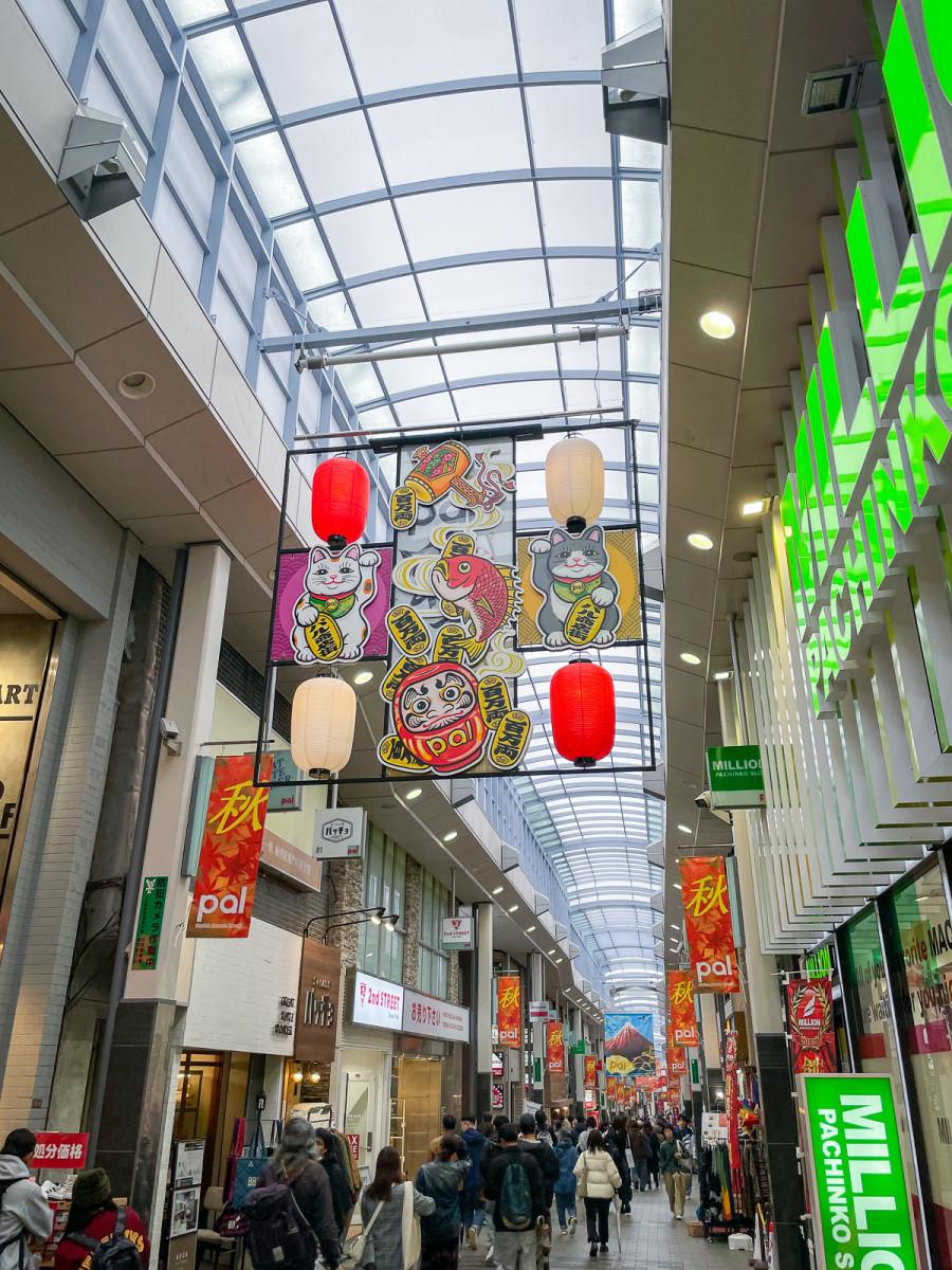 招き猫やだるまをあしらった立体装飾