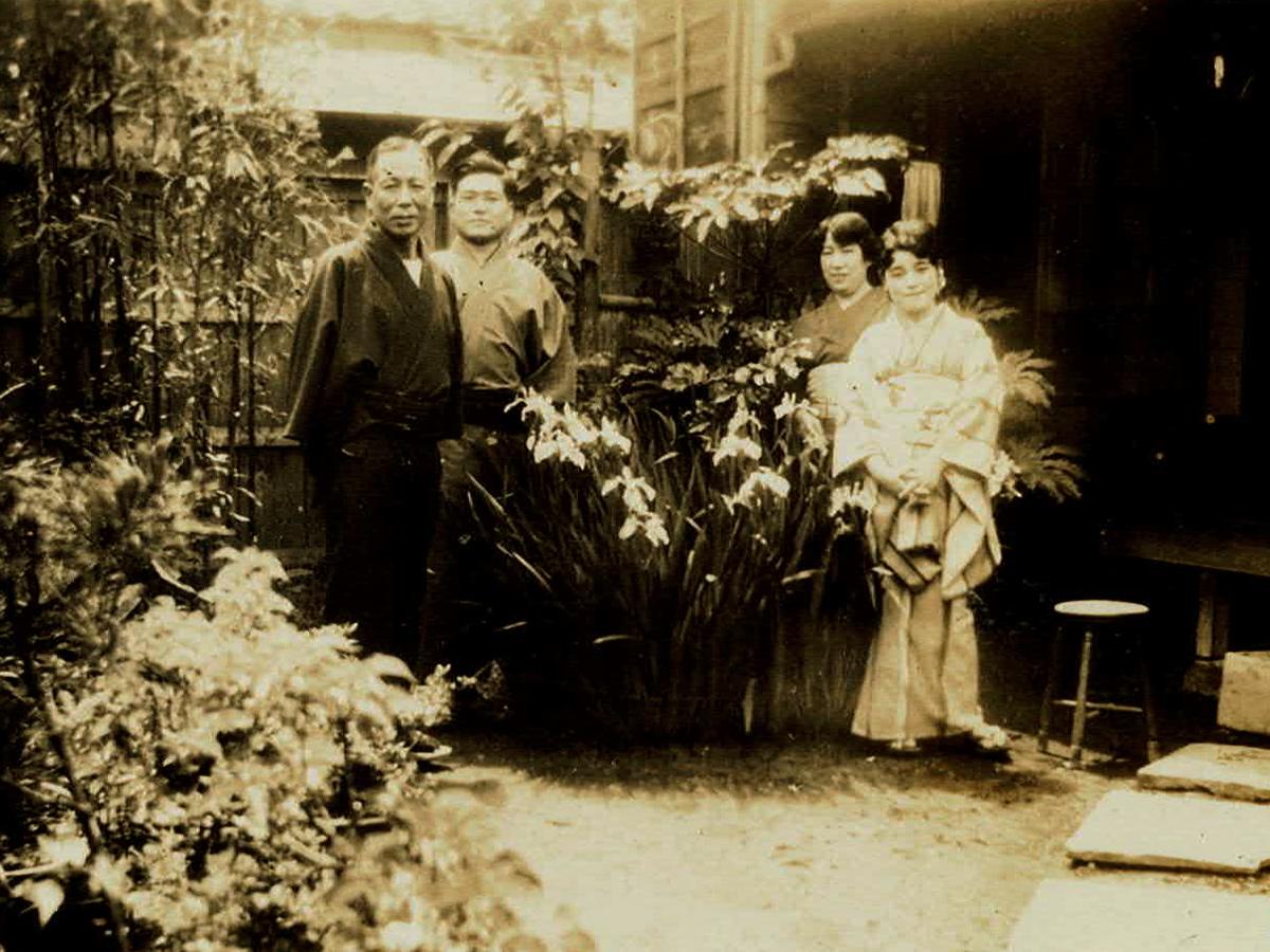 太宰治が数日間入居した「盛山荘」と家主一家（1932年撮影） （写真提供＝すぎなみ文化協会）