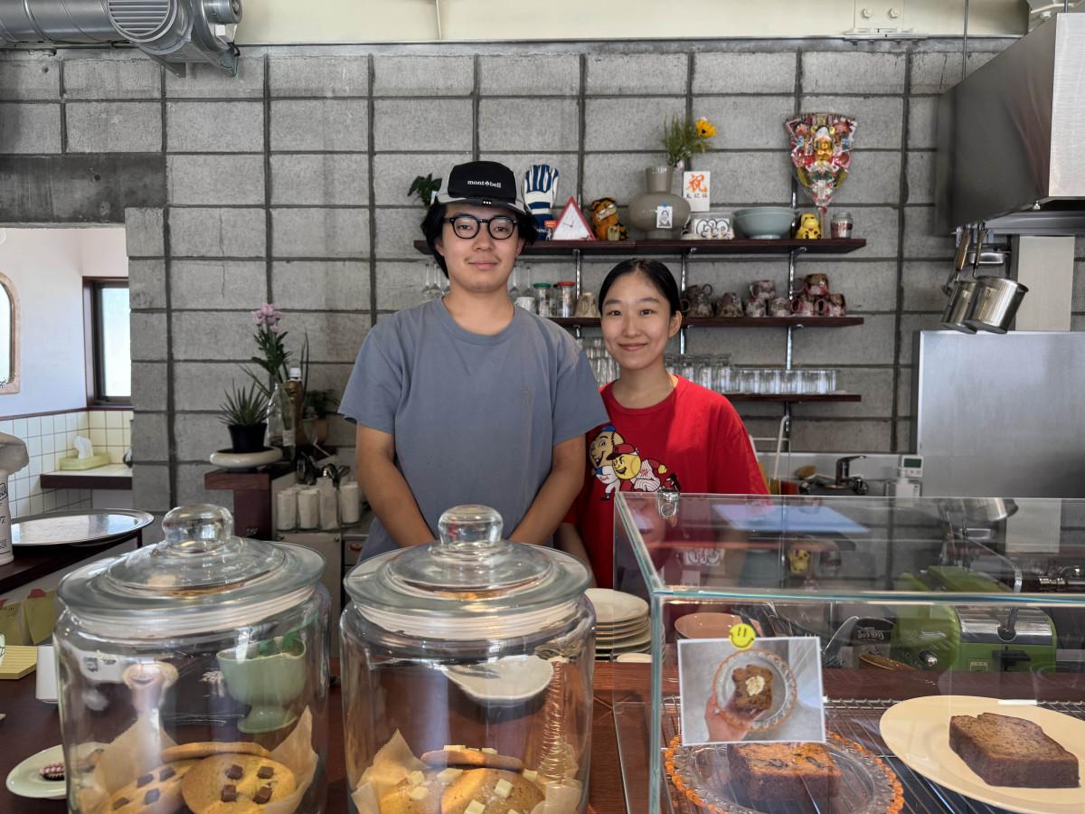 「anyhouse」店主の青山みのりさん(右)と夫の桂大さん。