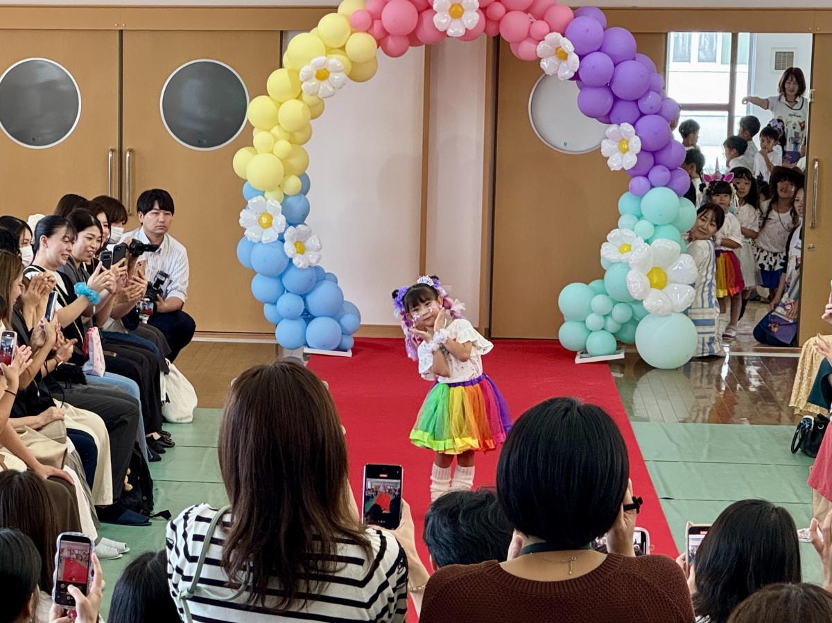 甲府みなみ幼稚園の園児71人が出演する「KIDS RUNWAY（キッズランウェー）」の様子。