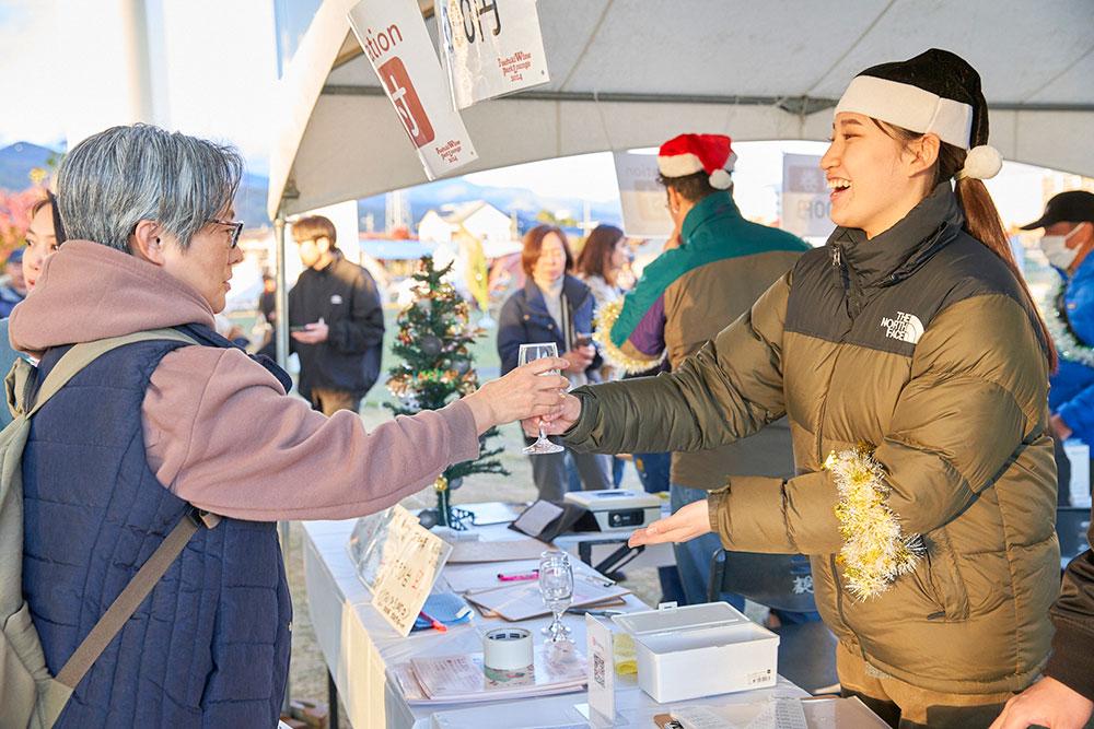 「笛吹ワインパークラウンジ2024」の様子。（写真提供＝Fuefuki Wine Park Lounge実行委員会）