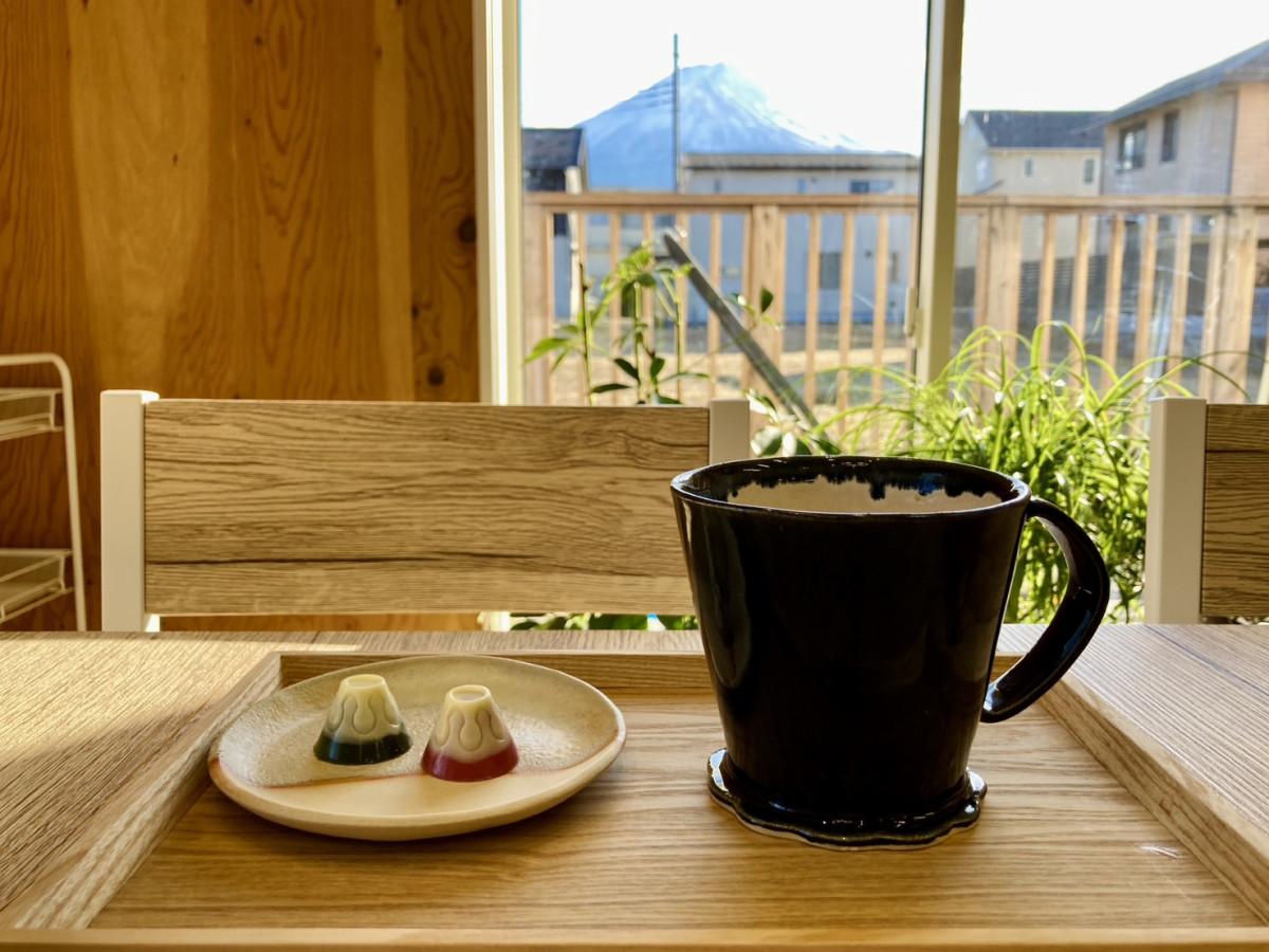 カフェ「Link chocolate & cafe」看板商品の富士山型チョコレート「Fuji chocolate」。カフェスペースからは富士山が見える。