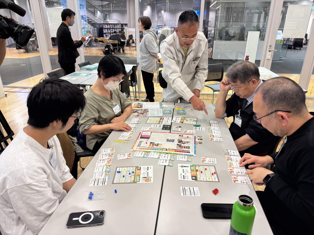 空き家再生をテーマにしたボードゲーム「HAUSKETTE（ハウスケッテ）」完成お披露目会でプレーする様子。
