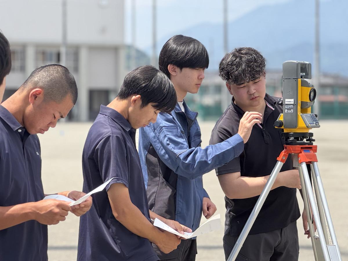寄贈された「Nikon Trimble M5 2 STD」を用いた実技講習の様子。