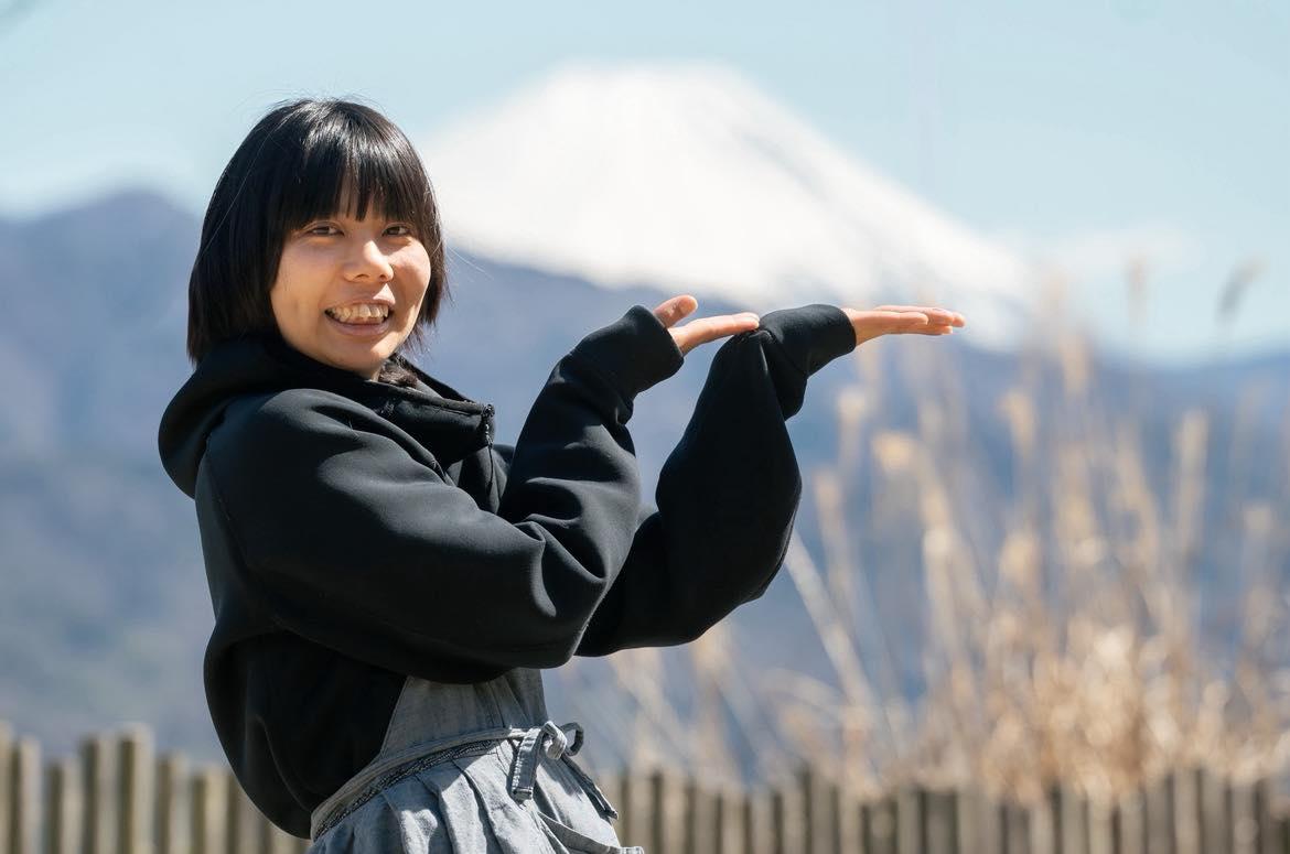 女性ロールモデルとの交流会「わたしの一歩が誰かの価値に想（おも）い・人・地域」編」で講師を務める、共想デザイナー・Atelier idmが展開するマタニティードレスブランド「shinatas（シノタス）」代表の仁平麻実さん。