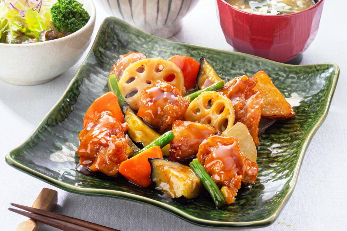 主力メニューの「鶏と野菜の黒酢あん」