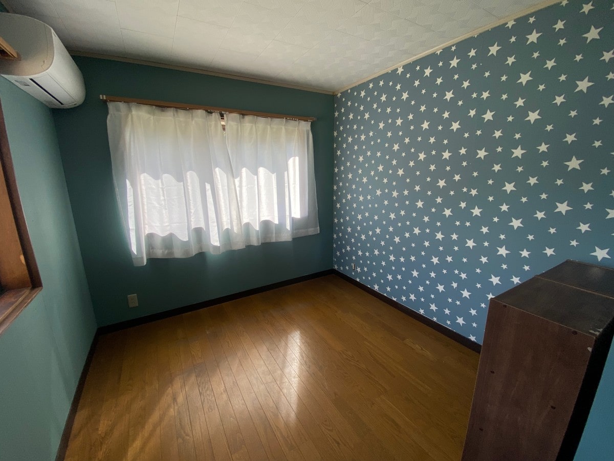 古民家をリフォームし明るい壁紙を貼った個室 小松経済新聞