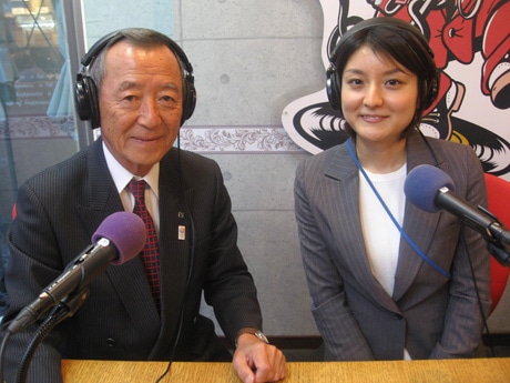 山﨑孝明江東区長（左）とインタビュアーの笹川真樹子アナ（右）
