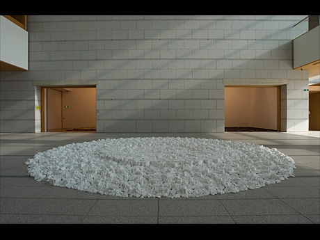 伊藤公象「アルミナのエロス(白い固形は・・・)」1984-2009年 撮影:内田芳孝
