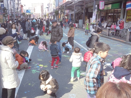 「いたずら大好き!道路にチョークでお絵かき」の様子