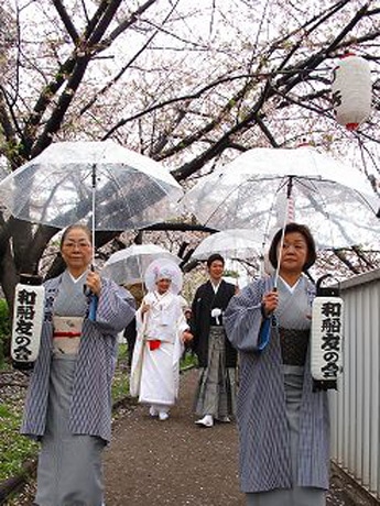 黒船橋船着き場に向かい歩く「花嫁行列」