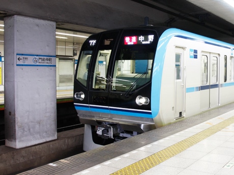 門前仲町駅に停車する東京メトロ東西線
