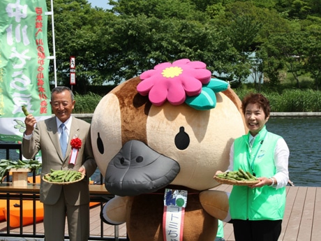 昨年の様子。山崎江東区長と江東区観光キャラクター「コトミちゃん」も登場