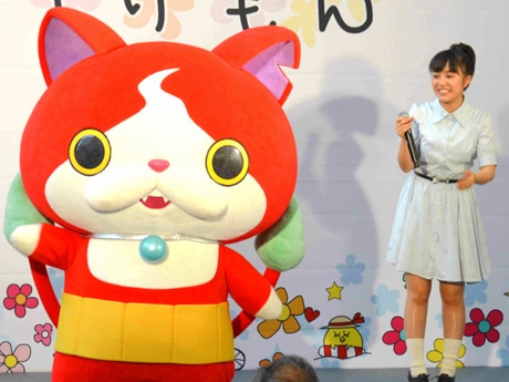 子どもたちの歓声を浴びる重本さんとジバニャン