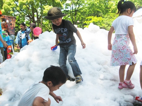 昨年の様子。子どもたちは半袖を着て雪で遊ぶ