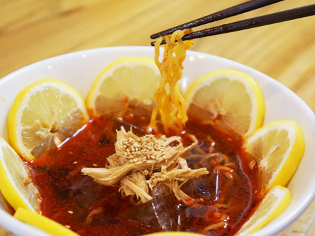 レモンの酸味とラー油の辛味が融合する「赤氷レモンラーメン」