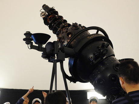 国産初、貴重なプラネタリウム「M-1型」を熱心に解説する学生