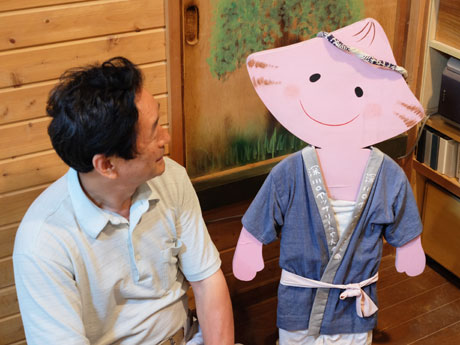 考案者の古川良治さんと「アッサリーちゃん」