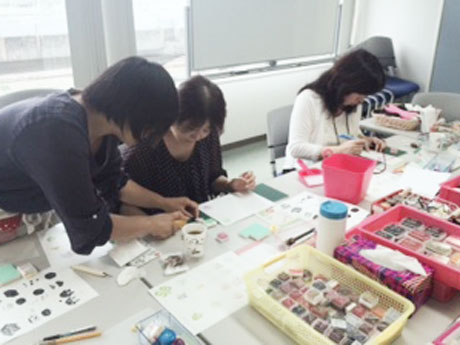 「ほるナビ けしごむスタンプ教室」の様子。受講生は楽しみながらも真剣に取り組む