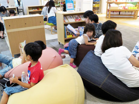 「ららぽーと図書館」の様子