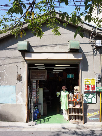 小名木川沿いに移転した店舗。目の前は桜並木