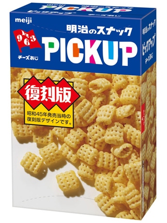 チーズ感の高い濃厚な味わいの「チーズあじ」。大きく「復刻版」と描かれたパッケージ。懐かしさを感じる「明治のスナック」表記も