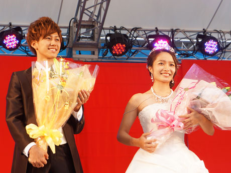 「ミス芝浦2015」の林安紗実さん(右)と「ミスター芝浦2015」の松本健宏さん(左)。二人は「ベストペア賞」も受賞