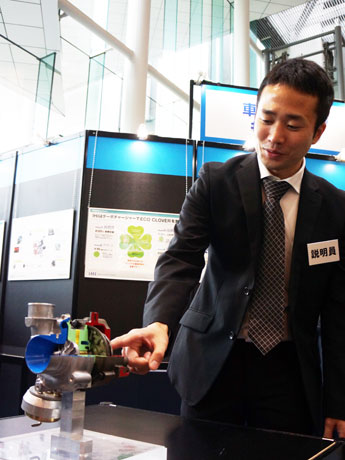 「車両過給機」の展示にて。より小さく、高回転のエンジンを可能にすることで、燃焼効率が上がりエコにつながる
