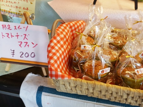 店頭に並んだ「ノダメのトマトとチーズのマフィン」