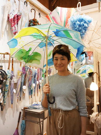 自身の作品を持つひがしさん。「今年も傘を描けてうれしい」と話す