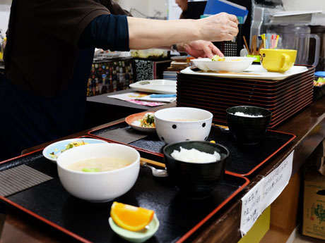 配膳の様子。おかわりもできる。この日のメニューはクリームシチュー