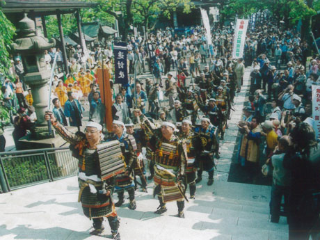 亀戸香取神社に到着した武者行列(昨年の様子)