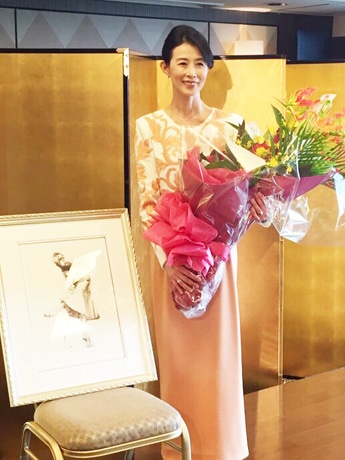 授賞式での安達悦子さん