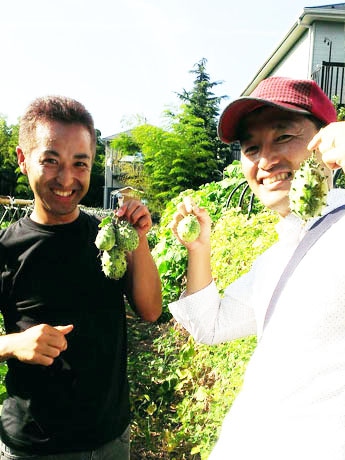 千葉県の「ファーム小川」で。生産者の小川幸夫さん(左)と今野さん(右)。同農場で収穫したものも販売する