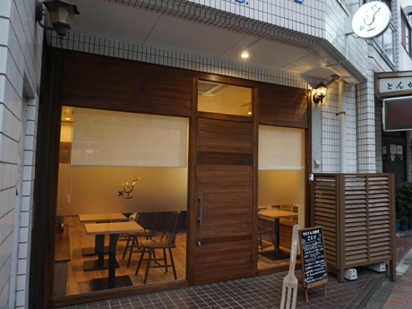 落ち着いた印象の外観。店内は、水上さん自身で壁を塗ったという落ち着いたベージュの色合いに、置く場所にもこだわったというインテリアが並ぶ