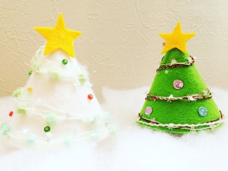 「クリスマス」をテーマに手作りのツリーなども