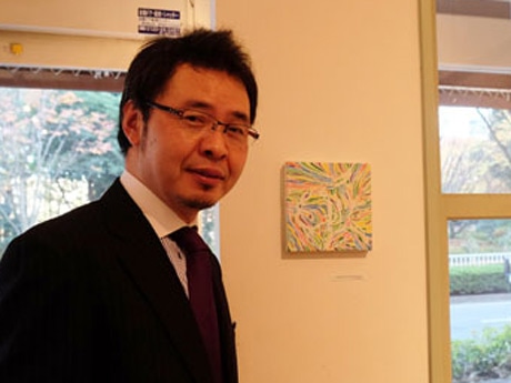 「主役は絵ではなく店。季節感を取り入れ、各店舗に合ったものをセレクトし入れ替えもする」と話すヒロ・ヤタベさん