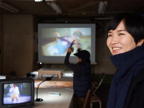 「旧印刷所 l あとを追う PLAY A RECORD l 顔」について話す作家の飯山由貴さん