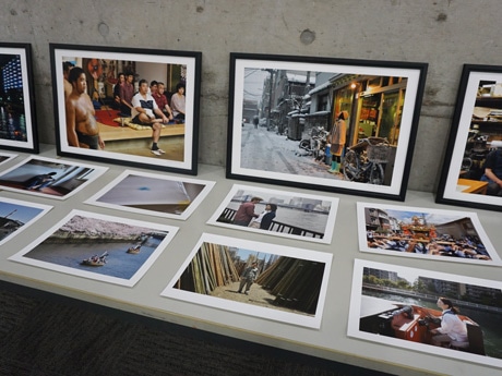 映画撮影時の写真をハ?ネル展示