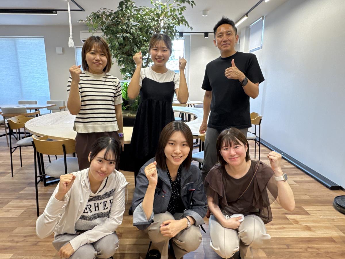 プロデューサーの女性新入社員5人と薄倉雄一郎社長(後段右)
写真提供=ウスクラ建設