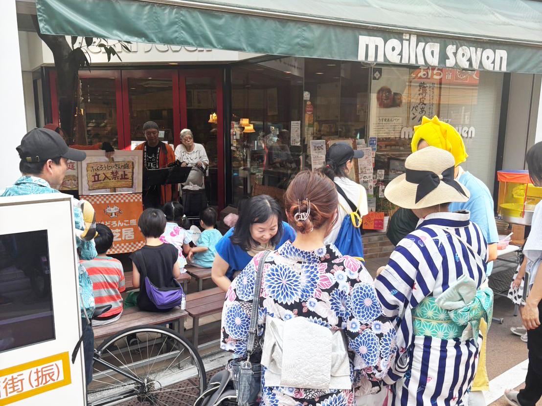 老舗パン店「メイカセブン」の店内と店頭で開催