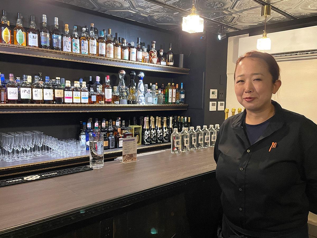 「お酒の美術館 深川森下店」店長の宮坂愛さん