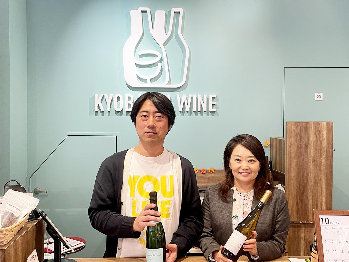 写真右からワインキュレーションの徳末社長と店舗バイヤーの小田さん