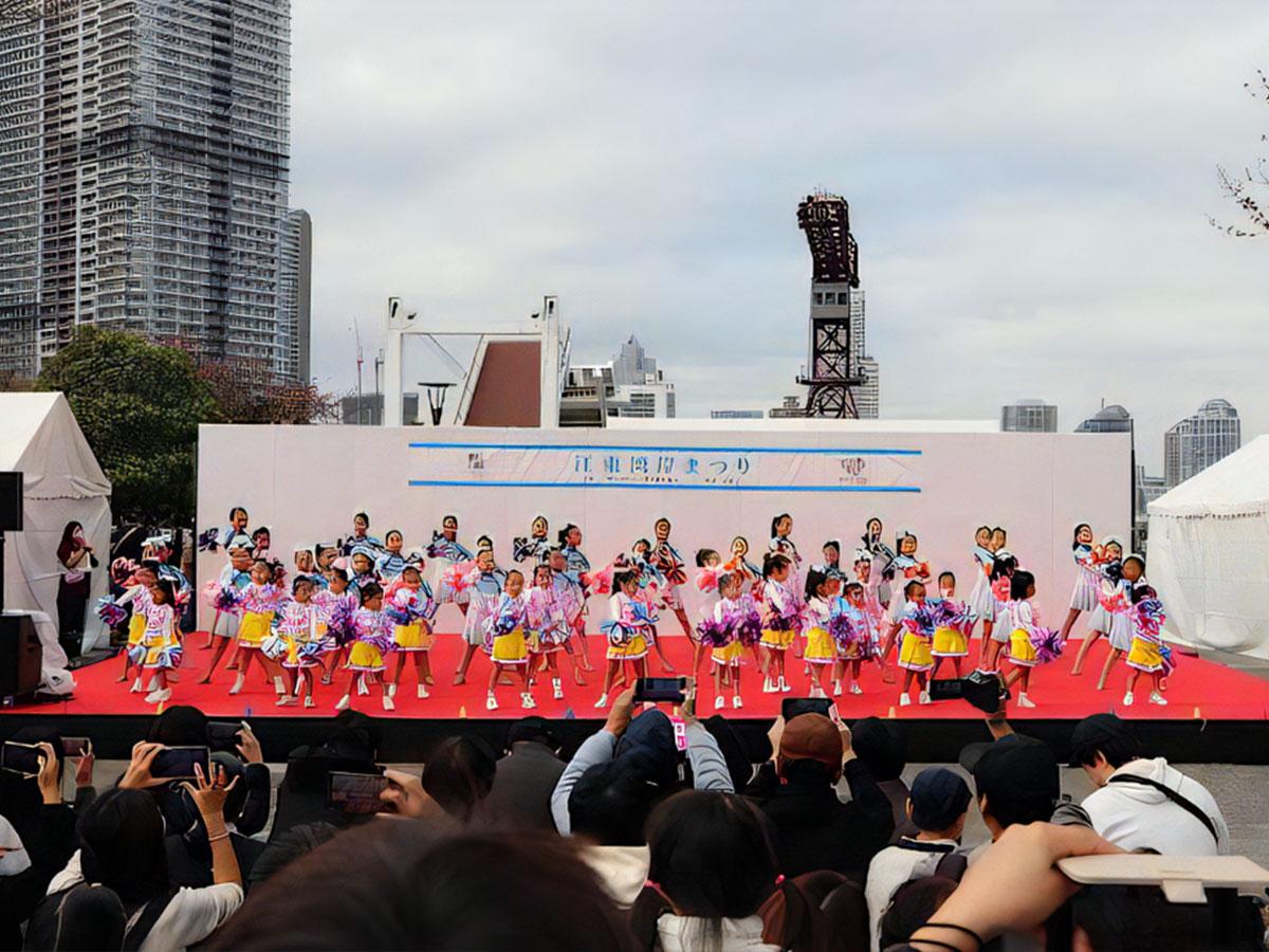 子どもたちのステージも多くの観衆で盛り上がる