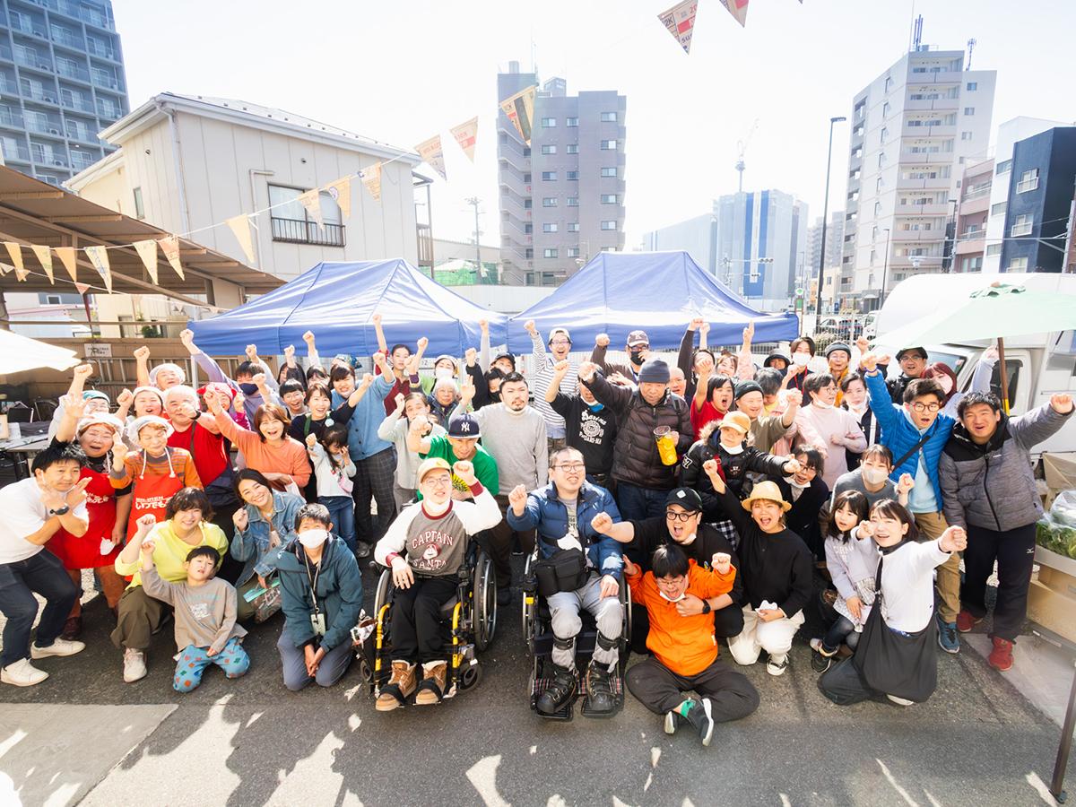 まぜこぜマルシェに関わった人々の集合写真（過去開催の様子）