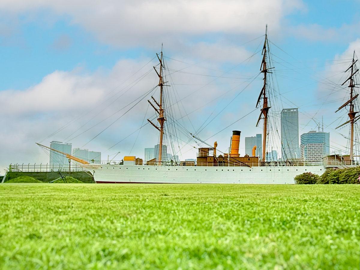 明治丸が望める東京海洋大学内の芝生広場でマルシェを開催（写真提供：隅田川マルシェ実行委員会）
