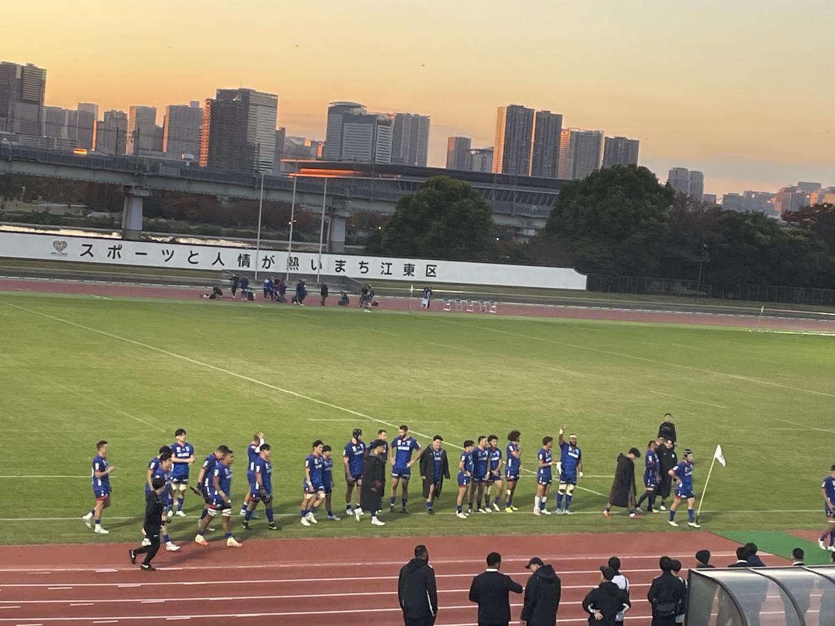 勝利後は夕景をバックにファンへ挨拶するブルーシャークスの選手たち